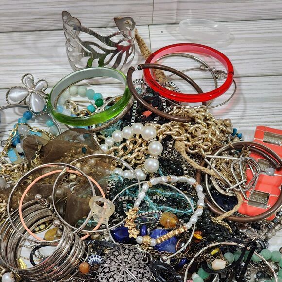 5.44 Pounds Mostly Wearable Bulk Jewelry Necklaces Bracelets Rings Some Signed - Picture 4 of 9